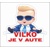 Chlapec v aute s menom